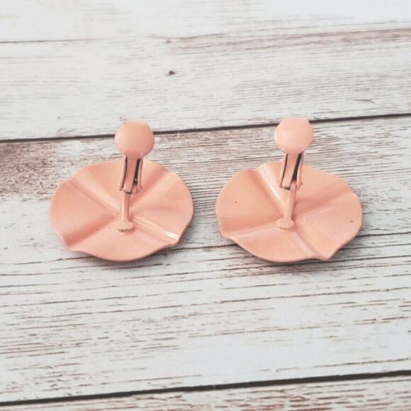Vintage Clip On Earrings Peach Circle with Raised Cross Pattern Retro - Picture 4 of 4